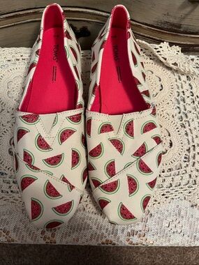 Tom’s slip ons